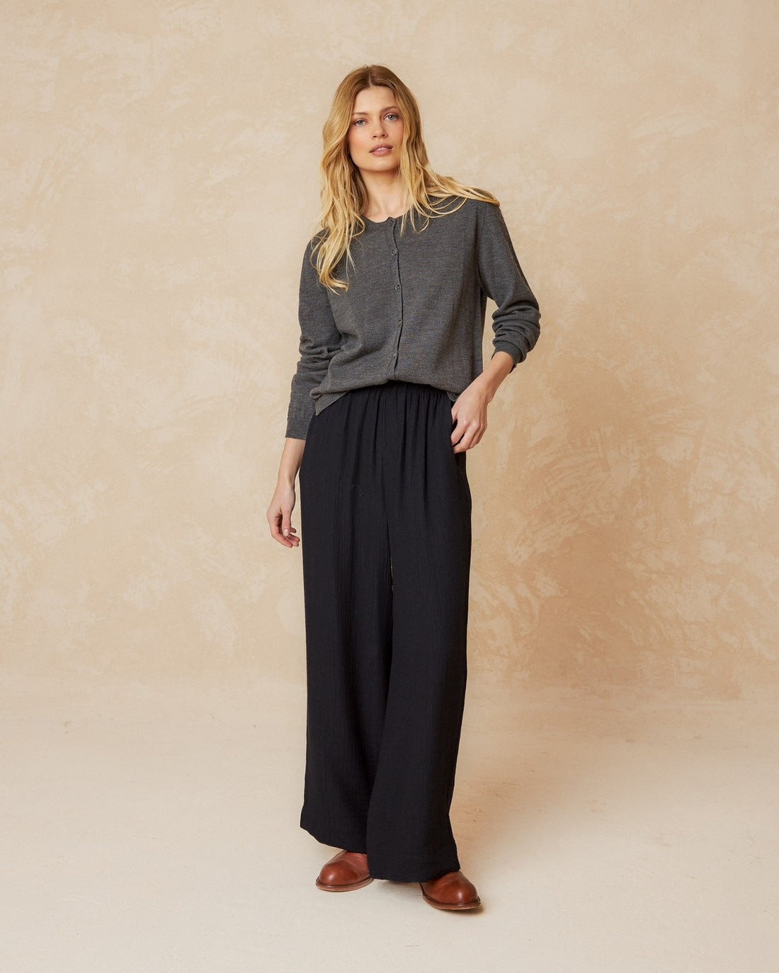 Indi&amp;Cold Basic Cardigan in Merino Wool- charcoal