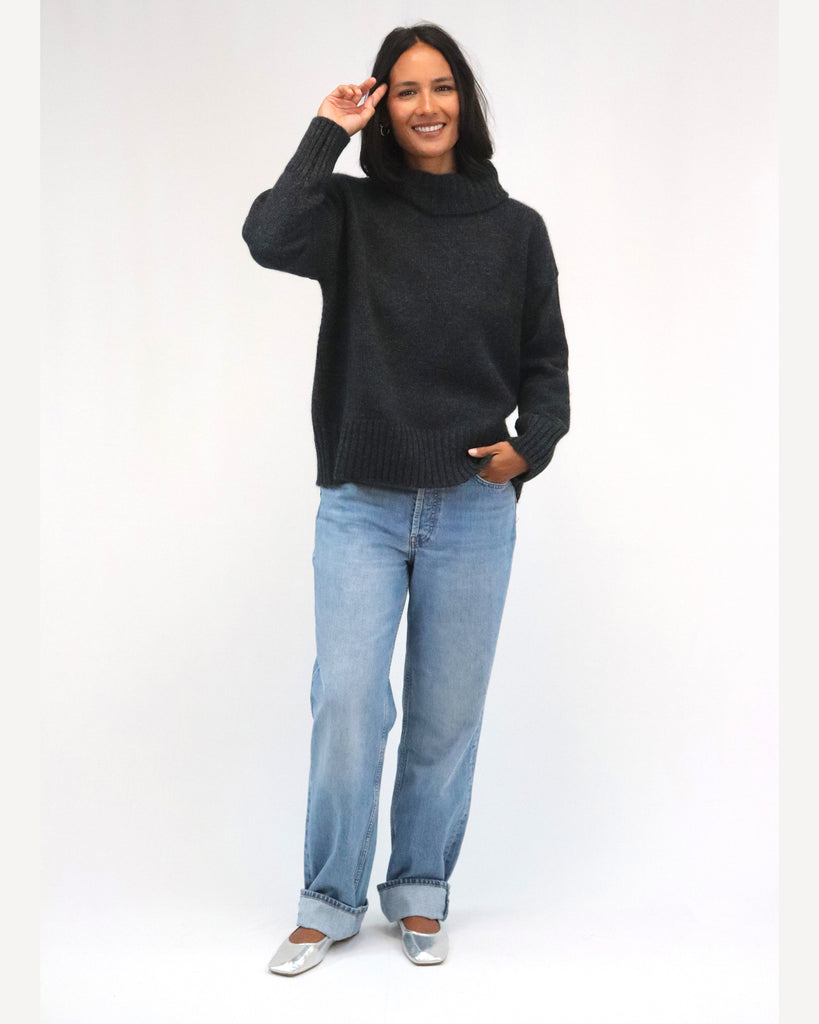 TatānoHenri Roll Neck- Charcoal