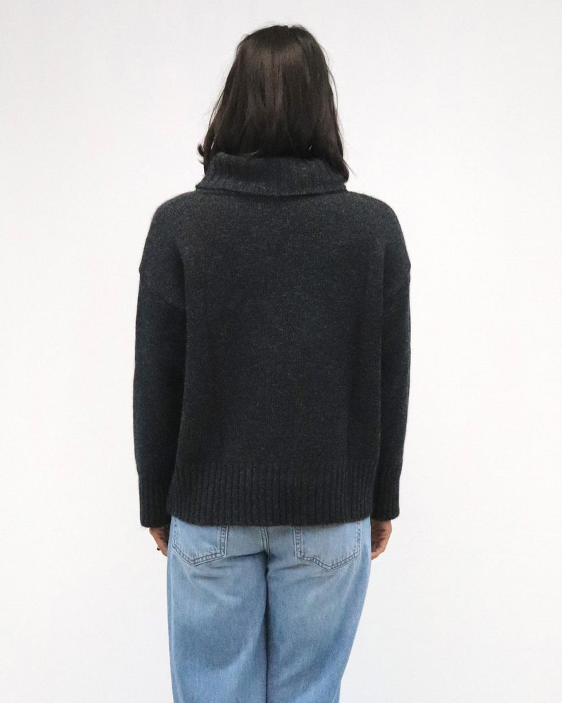 TatānoHenri Roll Neck- Charcoal