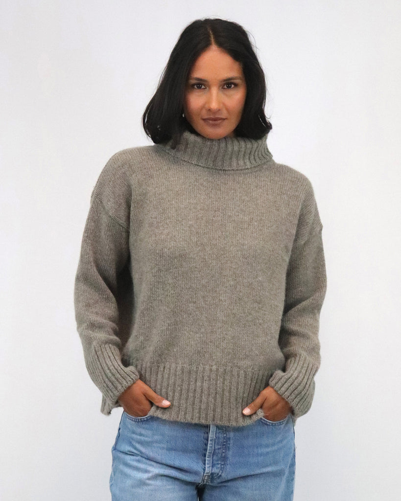 TatānoHenri Roll Neck- Mocha