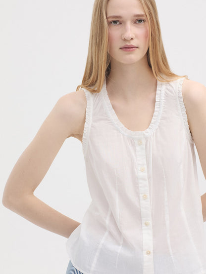 Woman wearing a white sleeveless blouse against a plain background. Top_voile_volantes_WWU140_000_1