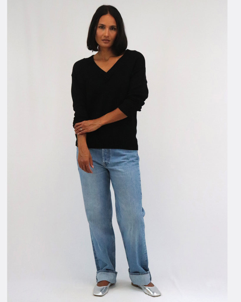 Tatāno Tulia V-neck Sweater- Black