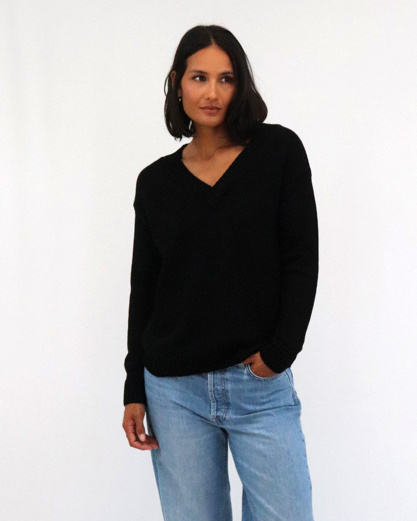 Tatāno Tulia V-neck Sweater- Black
