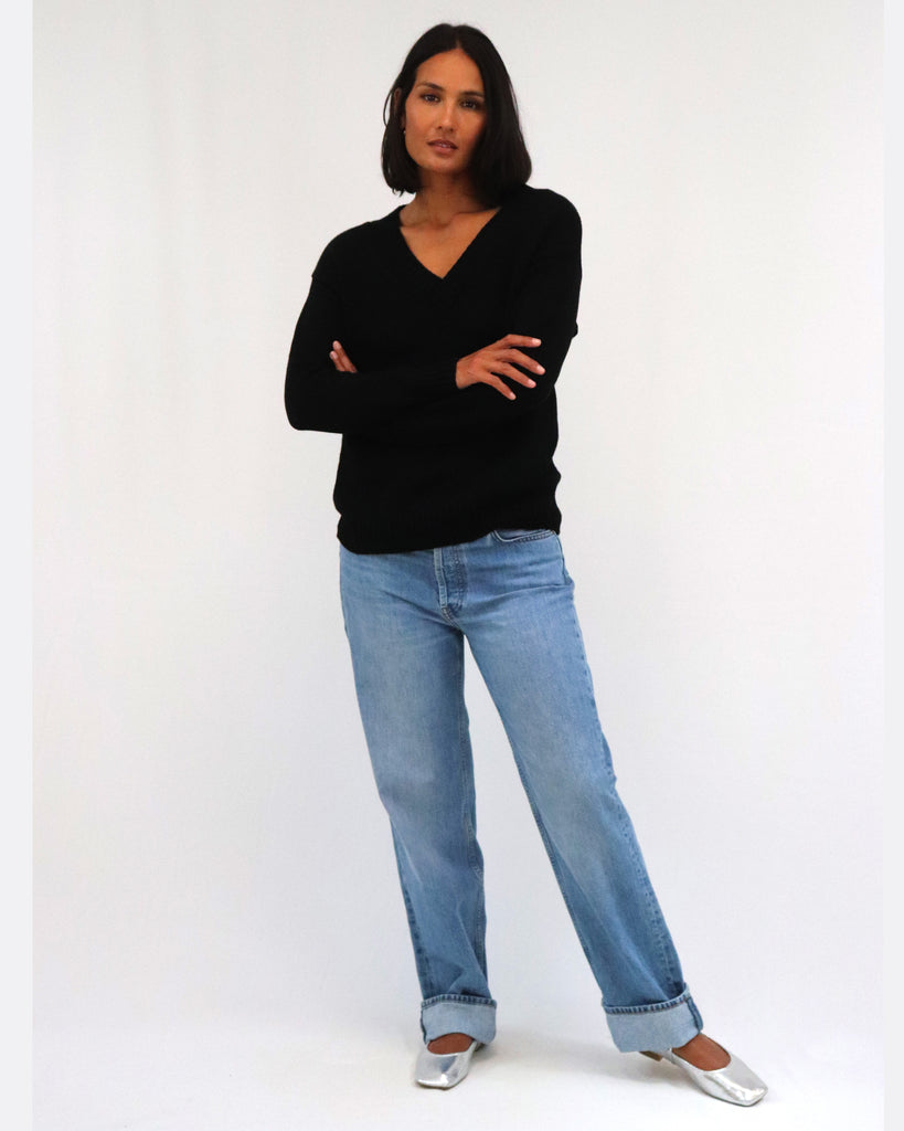 Tatāno Tulia V-neck Sweater- Black