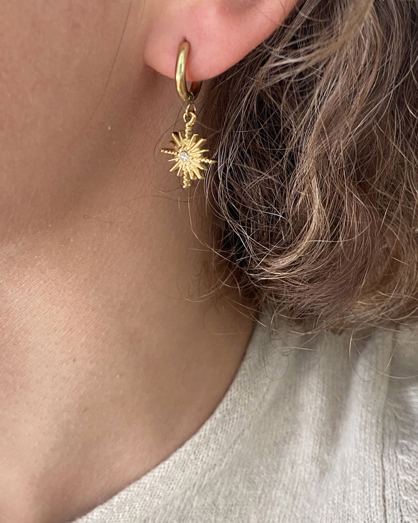 A&C Oslo Small hoops with sparkling star- gold